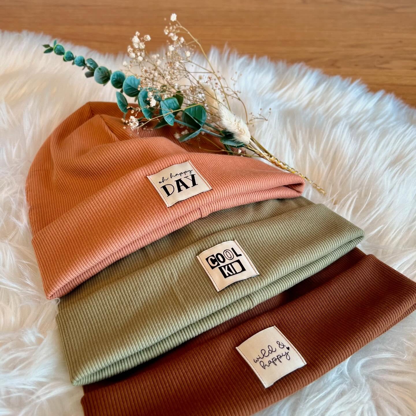 Handgenähte Mützen mit Labels